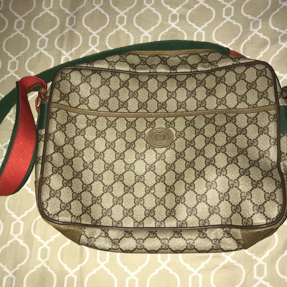 Gucci Handbags - 💯Authentic Gucci messenger bag (Vintage)